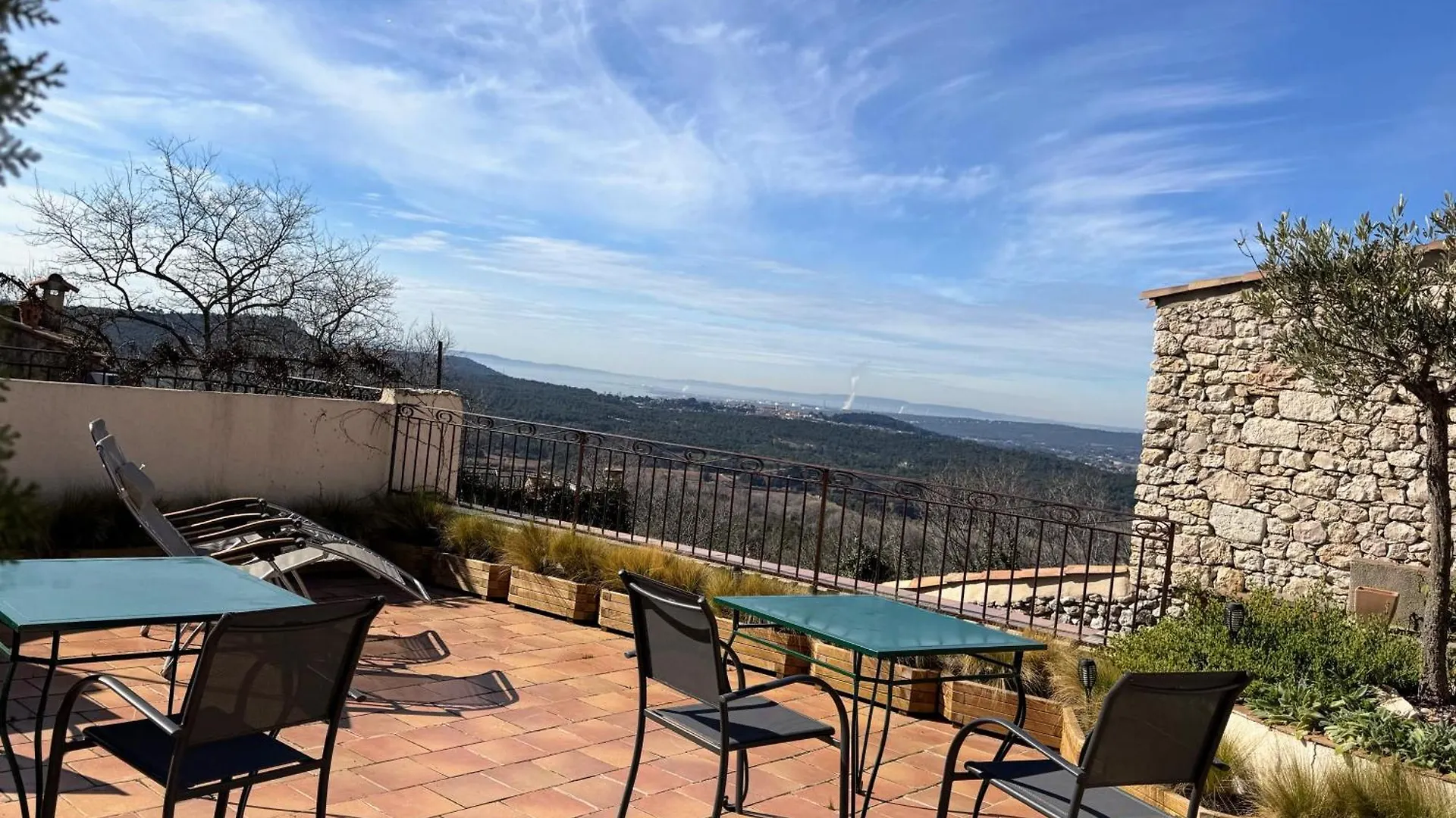 Les Terrasses De Ventabren Bed & Breakfast